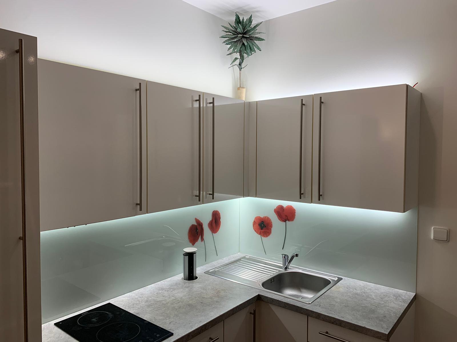 Montáž moderního LED osvětlení v kuchyni - Hodinový manžel Kutil v akci